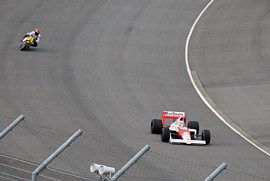 F1とオートバイの併走